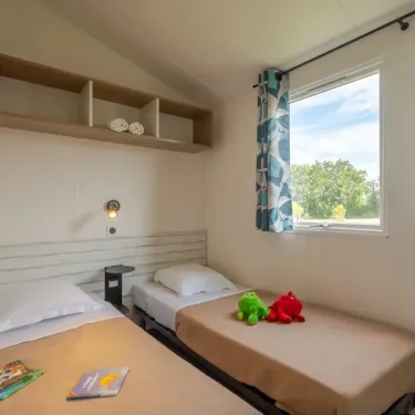 Chambre du cottage Prestige 3CH - 6P - Camping Le Paradis avec lits et jouets