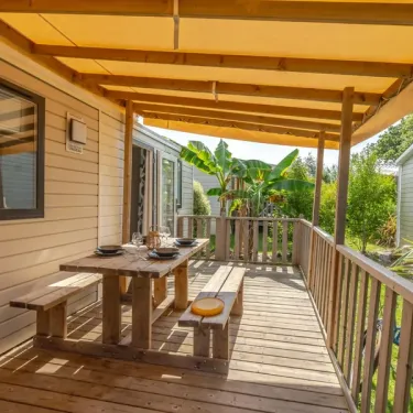 Terrasse en bois avec table et bancs - Cottage Prestige 3CH - 6P - Camping Le Paradis