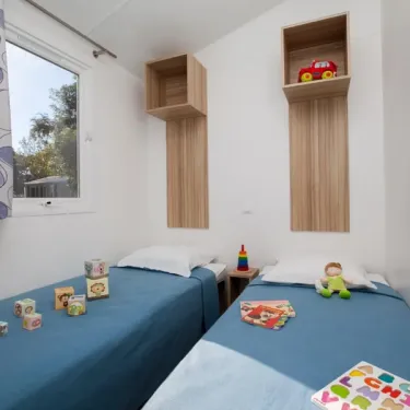 Chambre de Cottage Confort 3CH - 6P - Camping Le Paradis avec jouets et lits
