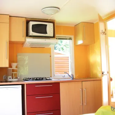 Cuisine du Mobil Home 2/3 Pers. - Le Moulin de Serre avec micro-ondes et plancha
