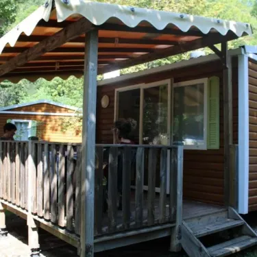 Mobil Home 2/3 Pers. - Le Moulin de Serre avec balcon en bois et toit ondulé
