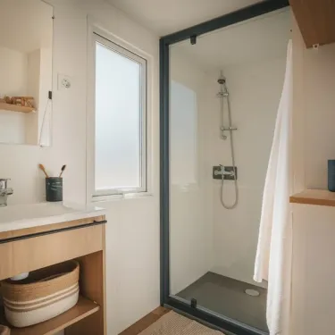 Mobil Home Aqua 2 Chambres 4/5 Personnes Terrasse semi-couverte Clim - Les Sables d'Or : salle de bain avec douche et lavabo