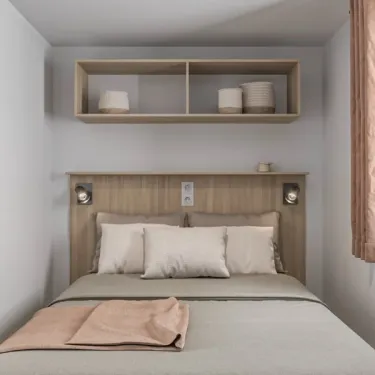 Chambre avec lit double et étagères murales, Mobil Home Aqua, Les Sables d'Or