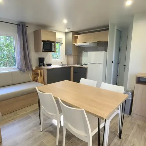 Mobil Home Confort 3 Chambres 6 Personnes TV - Le Domaine du Bois Coquet, cuisine et salle à manger