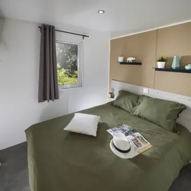 Mobil Home Confort 2 Chambres 4 Personnes TV - Le Domaine du Bois Coquet, chambre avec lit double