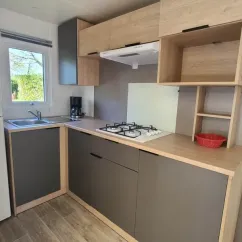 Mobil Home Confort 2 Chambres 4 Personnes TV - Le Domaine du Bois Coquet : cuisine équipée