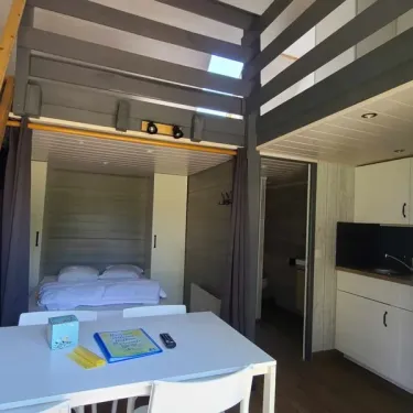 Maisonnette 5 Personnes TV - Le Domaine du Bois Coquet, intérieur avec lit, table et cuisine