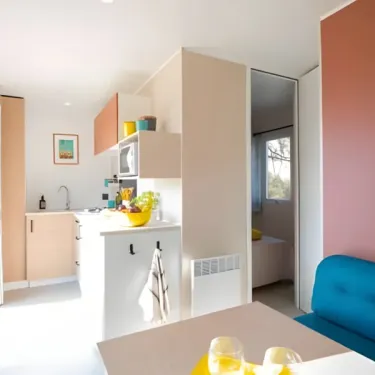 Mobil Home 2 Personnes - Camping Le Bois des Écureuils : cuisine et salle à manger