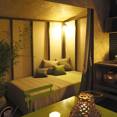 Tente Maori 4 Personnes Sans sanitaires - Camping Le Bois des Écureuils : intérieur chaleureux