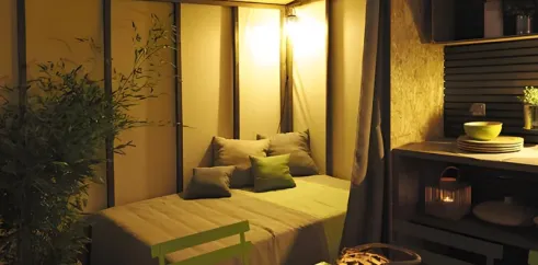 Tente Maori 4 Personnes Sans sanitaires - Camping Le Bois des Écureuils : intérieur chaleureux