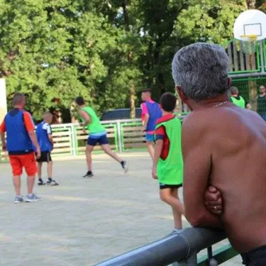 Camping l’Évasion : enfants jouent au basket sur terrain extérieur