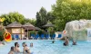 Famille qui joue dans la piscine avec une boule à l’Évasion