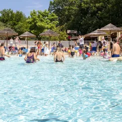 Groupes de personnes qui se baignent dans la piscine du Camping l’Évasion