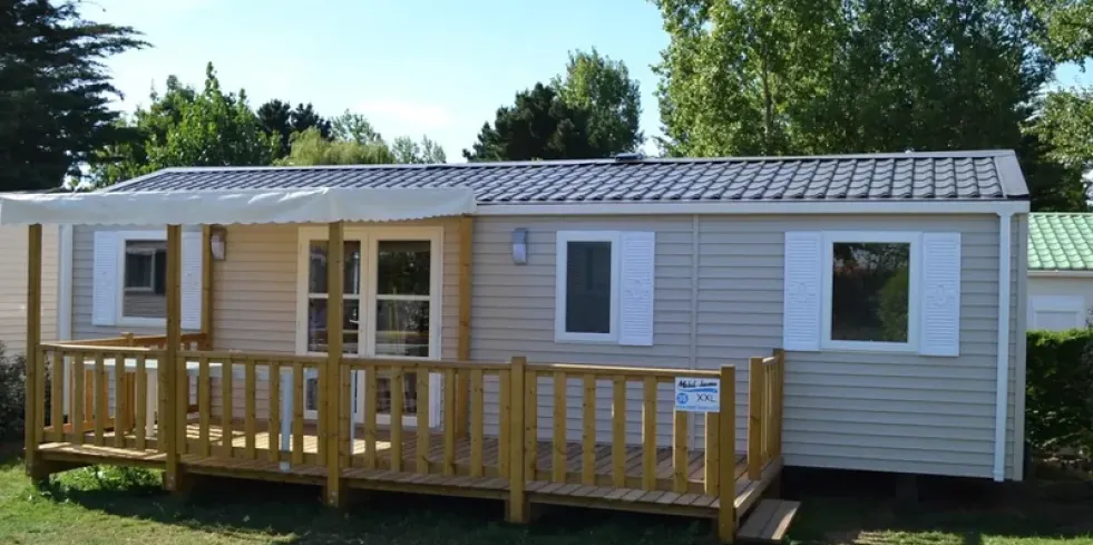 Mobil Home 4 Chambres 8/10 Personnes - Camping l'Évasion : mobil home avec balcon en bois