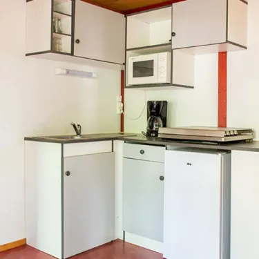 Chalet Gouffre de Padirac 2 Chambres 4 Personnes - Camping l'Évasion : cuisine équipée