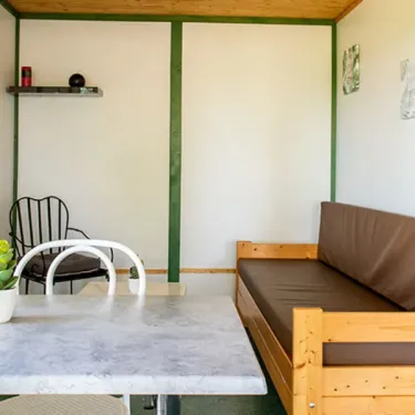 Chalet Rocamadour 2 Chambres 4/6 Personnes - Camping l'Évasion : canapé et table