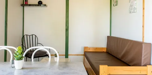 Chalet Rocamadour 2 Chambres 4/6 Personnes - Camping l'Évasion : canapé et table