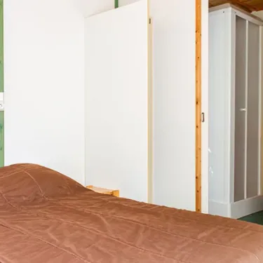 Chalet Rocamadour 2 Chambres 4/6 Personnes - Camping l'Évasion : lit et armoire