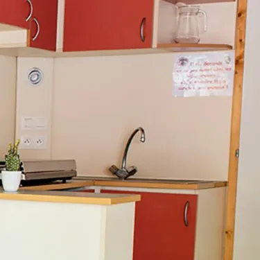 Cuisine chalet Pech Merle avec plan de travail et évier