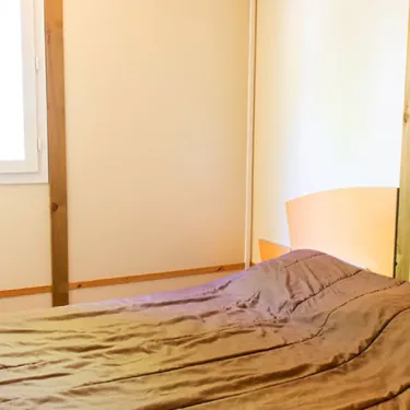 Chalet Sarlat 2 Chambres 5/7 Personnes - Camping l'Évasion : lit simple dans une chambre