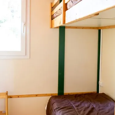 Chambre chalet Chalet Autoire 3 chambres 7 personnes Camping l'Évasion avec lits superposés et lit simple