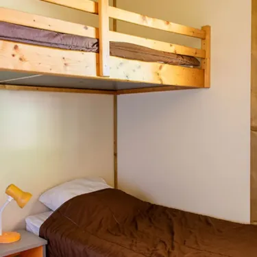 Chalet Puy l'Evêque - Lit superposé et lit simple dans une chambre