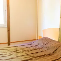 Chalet Puy l'Evêque - Lit simple dans une chambre avec fenêtre
