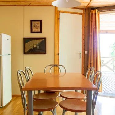 Chalet Puy l'Evêque - salle à manger avec table et chaises
