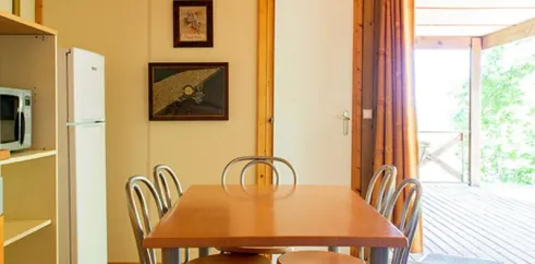Chalet Puy l'Evêque - salle à manger avec table et chaises