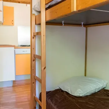 Chalet Puy l'Evêque - lit superposé avec cuisine en arrière-plan
