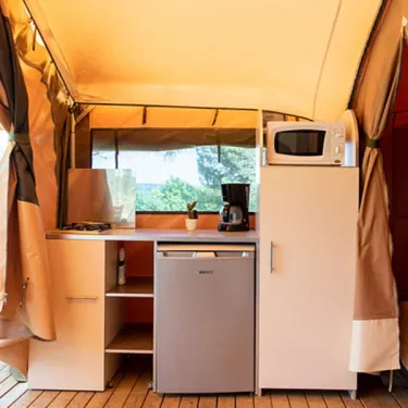 Tente Lodge - cuisine avec réfrigérateur et micro-ondes