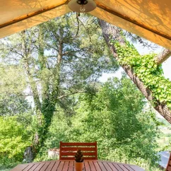 Tente Lodge 2 Chambres 5 Personnes Sans sanitaires - Camping l'Évasion : vue extérieure sur forêt verdoyante