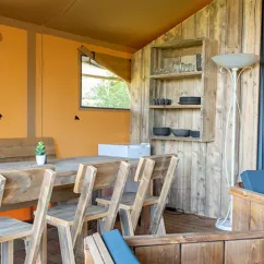 Tente Safari 2 Chambres - Camping l'Évasion : salle à manger en bois