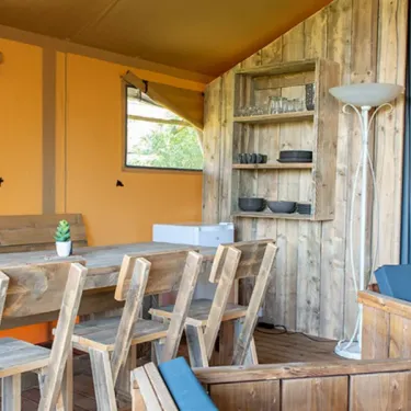 Tente Safari 2 Chambres - Camping l'Évasion : salle à manger en bois