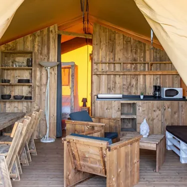 Tente Safari 2 Chambres - Camping l'Évasion : salon et cuisine