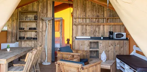 Tente Safari 2 Chambres - Camping l'Évasion : salon et cuisine