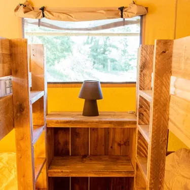 Tente Safari - Lits superposés et étagères en bois - Camping l'Évasion