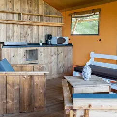Tente Safari - Cuisine et canapé en bois - Camping l'Évasion