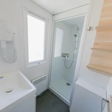 Salle de bain du Mobil Home Premium 2 Chambres 4 Personnes et 1 Bébé - La Ferme avec douche et lavabo