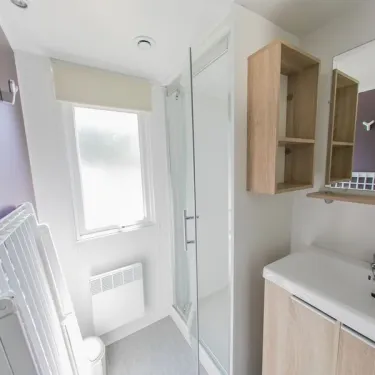 Mobil Home Premium 3 Chambres 6 Personnes et 1 Bébé - La Ferme : salle de bain avec douche et lavabo