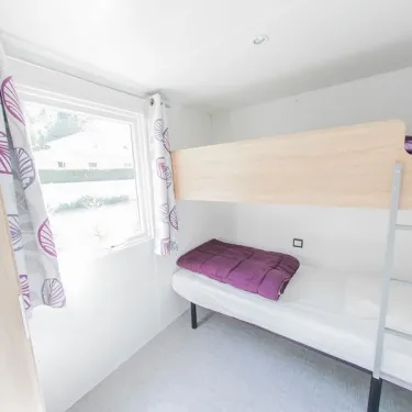 Mobil Home Premium 3 Chambres 6 Personnes et 1 Bébé - La Ferme : lits superposés avec couvre-lit violet