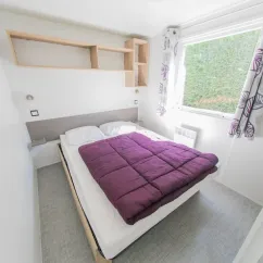 Mobil Home Premium 3 Chambres 6 Personnes et 1 Bébé - La Ferme : chambre avec lit double