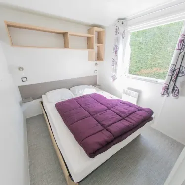 Mobil Home Premium 3 Chambres 6 Personnes et 1 Bébé - La Ferme : chambre avec lit double