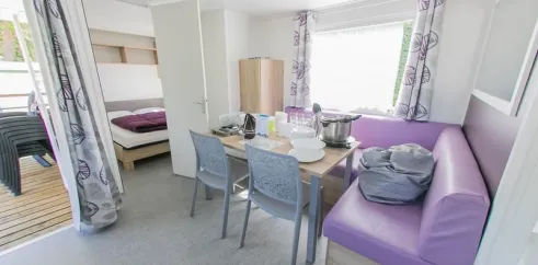 Mobil Home Premium 3 Chambres 6 Personnes et 1 Bébé - La Ferme, salle à manger et canapé violet