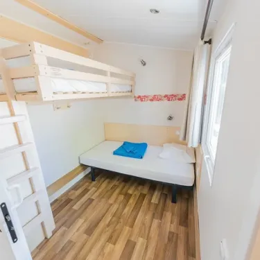 Mobil Home Hélios 2 Chambres 4 Personnes PMR - La Ferme, lits superposés et lit simple