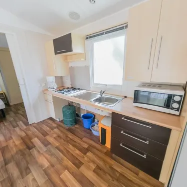 Mobil Home Hélios 2 Chambres 4 Personnes PMR - La Ferme, cuisine équipée