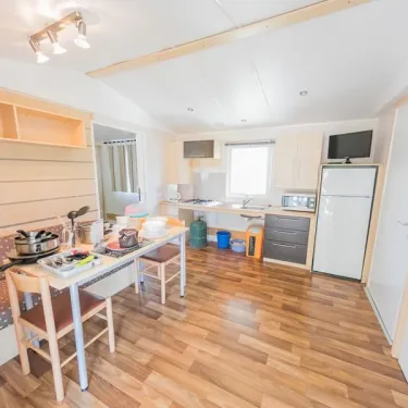 Mobil Home Hélios 2 Chambres 4 Personnes PMR - La Ferme, cuisine et salle à manger