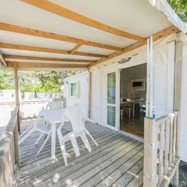 Mobil Home Hélios 2 Chambres 4 Personnes PMR - La Ferme, terrasse avec table et chaises