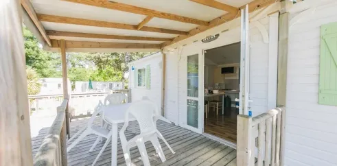 Mobil Home Hélios 2 Chambres 4 Personnes PMR - La Ferme, terrasse avec table et chaises