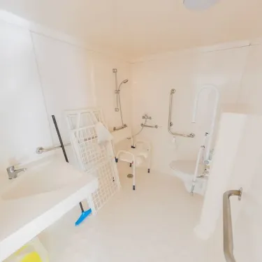 Mobil Home Hélios 2 Chambres 4 Personnes PMR - La Ferme, salle de bain accessible
